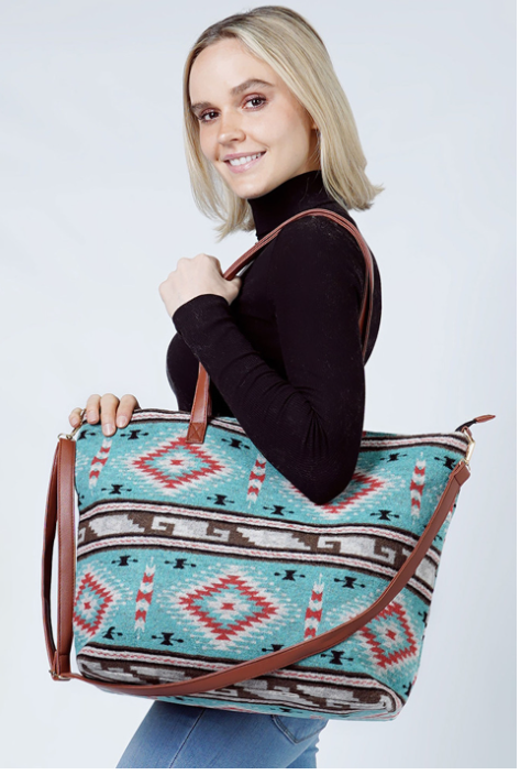 WESTERN WEEKEND TOTE BAG WITH WRISTLET